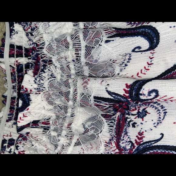 Woman’s blouse - Picture 2 of 5